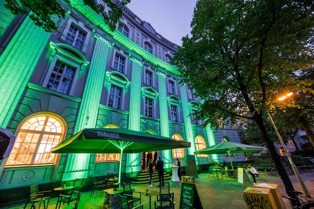 Die Berliner PSD Bank erstrahlt in grünem Licht.